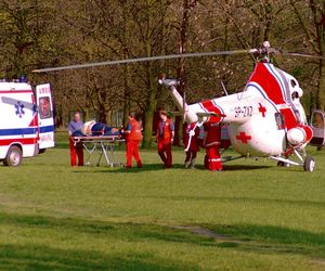 Bus z dziećmi wypadł z drogi i uderzył w drzewo! Są poszkodowani, droga krajowa zablokowana