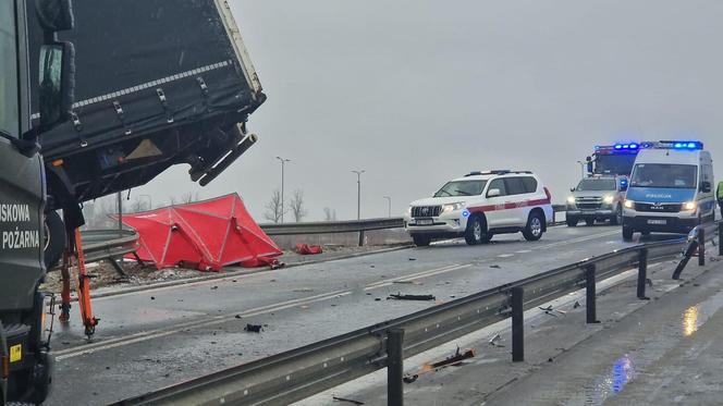 Wypadek w Kołbieli. Tir roztrzaskał osobówkę. Nie żyje jedna osoba