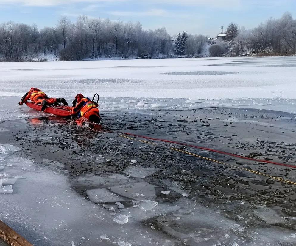 Dramatyczna akcja ratunkowa na jeziorze Wigry. Pod dwojgiem dzieci załamał się lód