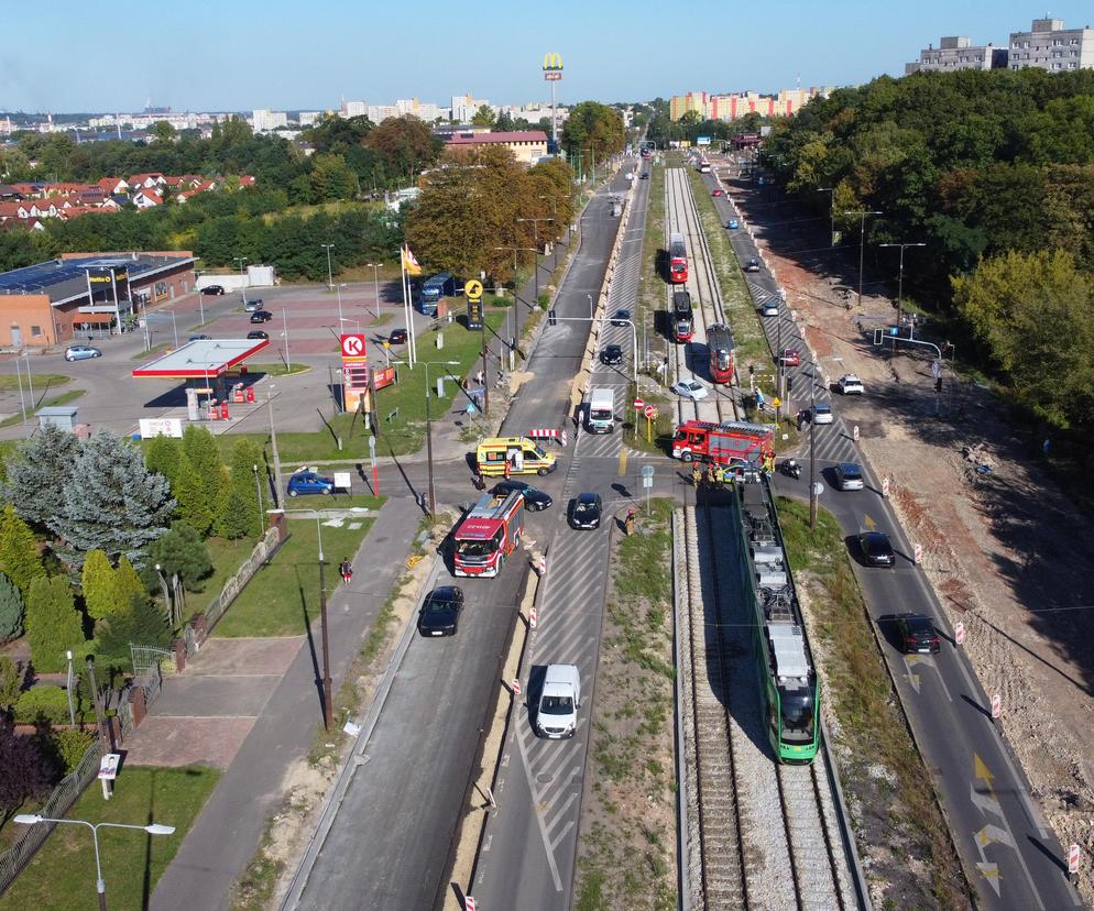 Kolizja na skrzyżowaniu w Będzinie. Kierująca fiatem utkwiła na torowisku 