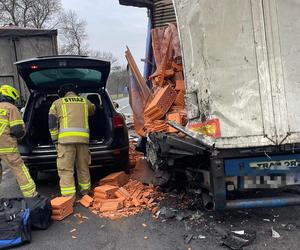 Kilka aut roztrzaskało się pod Siedlcami. Kierowca samochodu ciężarowego w stanie ciężkim trafił do szpitala