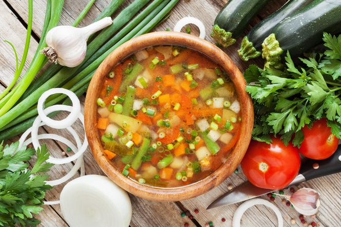 Nierównomiernie ugotowane składniki zupy