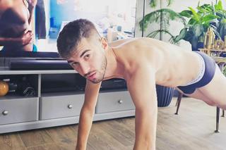 Kandydat Lewicy Grzegorz Janiczak całkowicie nago ubierał z chłopakiem świąteczne drzewko. Zdjęcie może zobaczyć każdy!