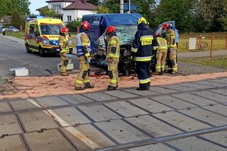 Zderzenie lokomotywy z busem pod Brzezinami. Fatalny wypadek na przejeździe kolejowym