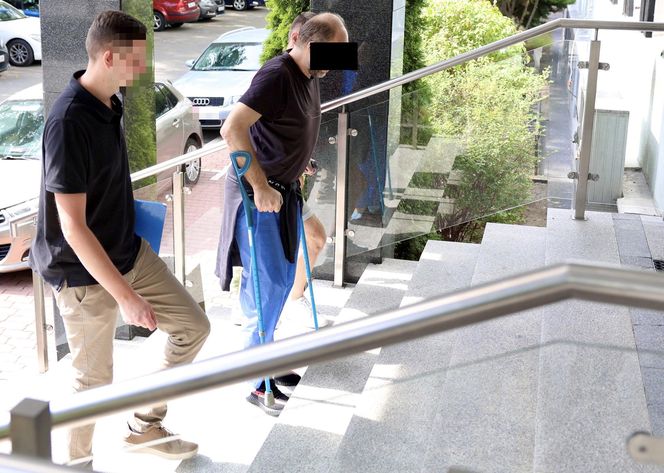 Daniel W. ruszył z młotkiem na policjanta. Potem padł strzał. 49-latek usłyszał zarzut