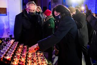 Gdańsk: Wielkie serce dla Pawła Adamowicza. Tysiące zniczy, łzy i wzruszenie [RELACJA, ZDJĘCIA, WIDEO]