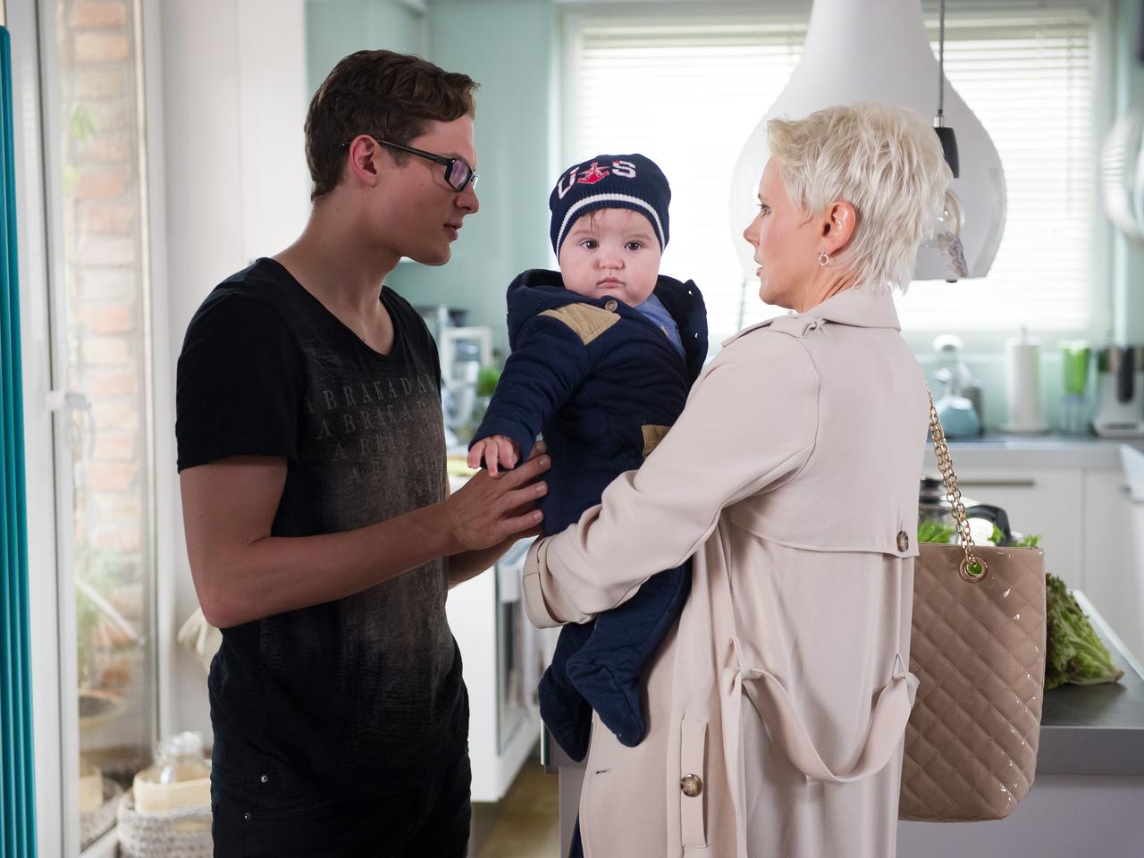 Na Wspólnej odcinek 2206. Ilona Zdybicka (Anna Samusionek), Maks Brzozowski (Adam Fidusiewicz), Wiktorek (Michał Szyszkowski)