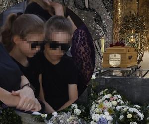 Tak wyglądały dzieci Barbary Sienkiewicz na pogrzebie matki. Tylko jeden szczegół zakrywał łzy