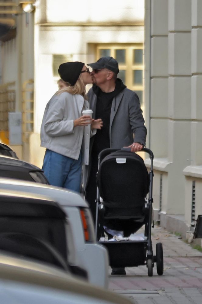 Krzysztof Ibisz z rodziną na spacerze