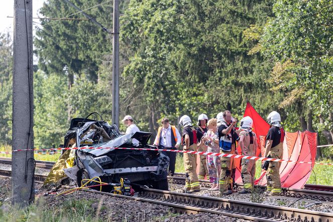 Osobówka wjechała pod pociąg w Wielkopolsce. Cztery osoby nie żyją!