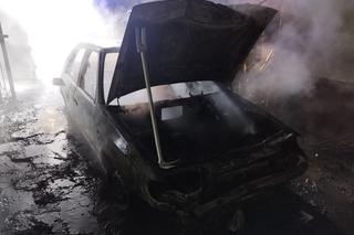 Nocny pożar w Mogilnie. Auto spłonęło doszczętnie [ZDJĘCIA]