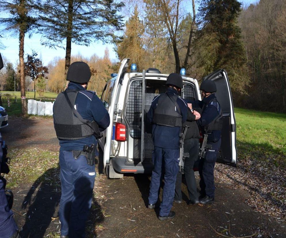 Setki policjantów, dużo pojazdów i psy tropiące.  Co działo się  w Nowym Sączu?