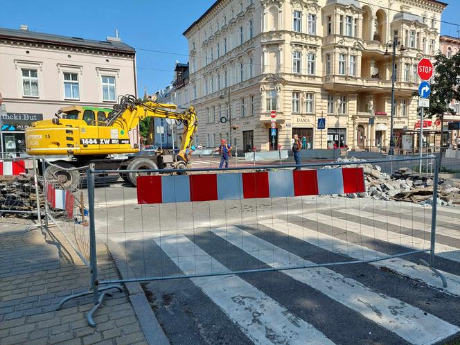 Ulica Gdańska rozkopana. Sprawdziliśmy, jak radzą sobie piesi, rowerzyści i pasażerowie