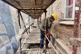 Remont ponad 100-letniej kamienicy z muralem Pawła Adamowicza