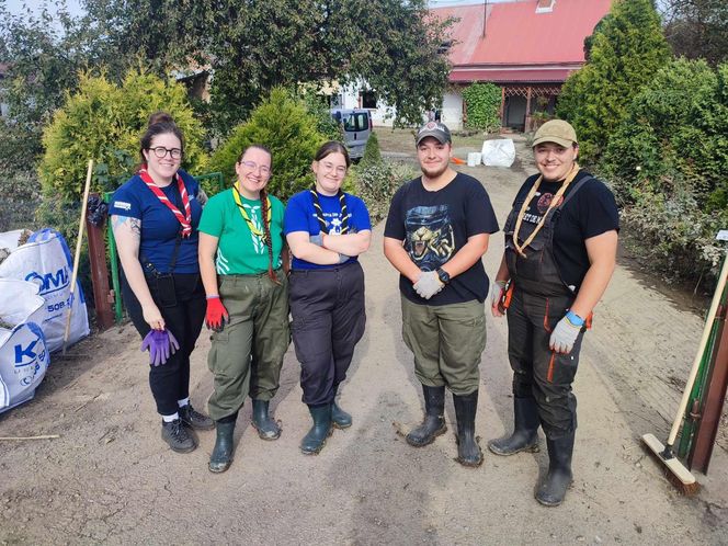 Siedleccy harcerze pracowali przy sortowaniu i wydawaniu darów, wywożeniu zniszczonych sprzętów i sprzątaniu zalanych domów. 