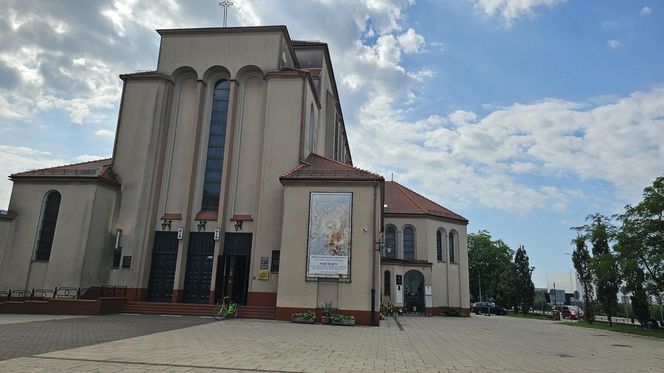 Nie zdążyła nawet zdjąć spodni! Dziewiąte dziecko urodziła pod kościołem