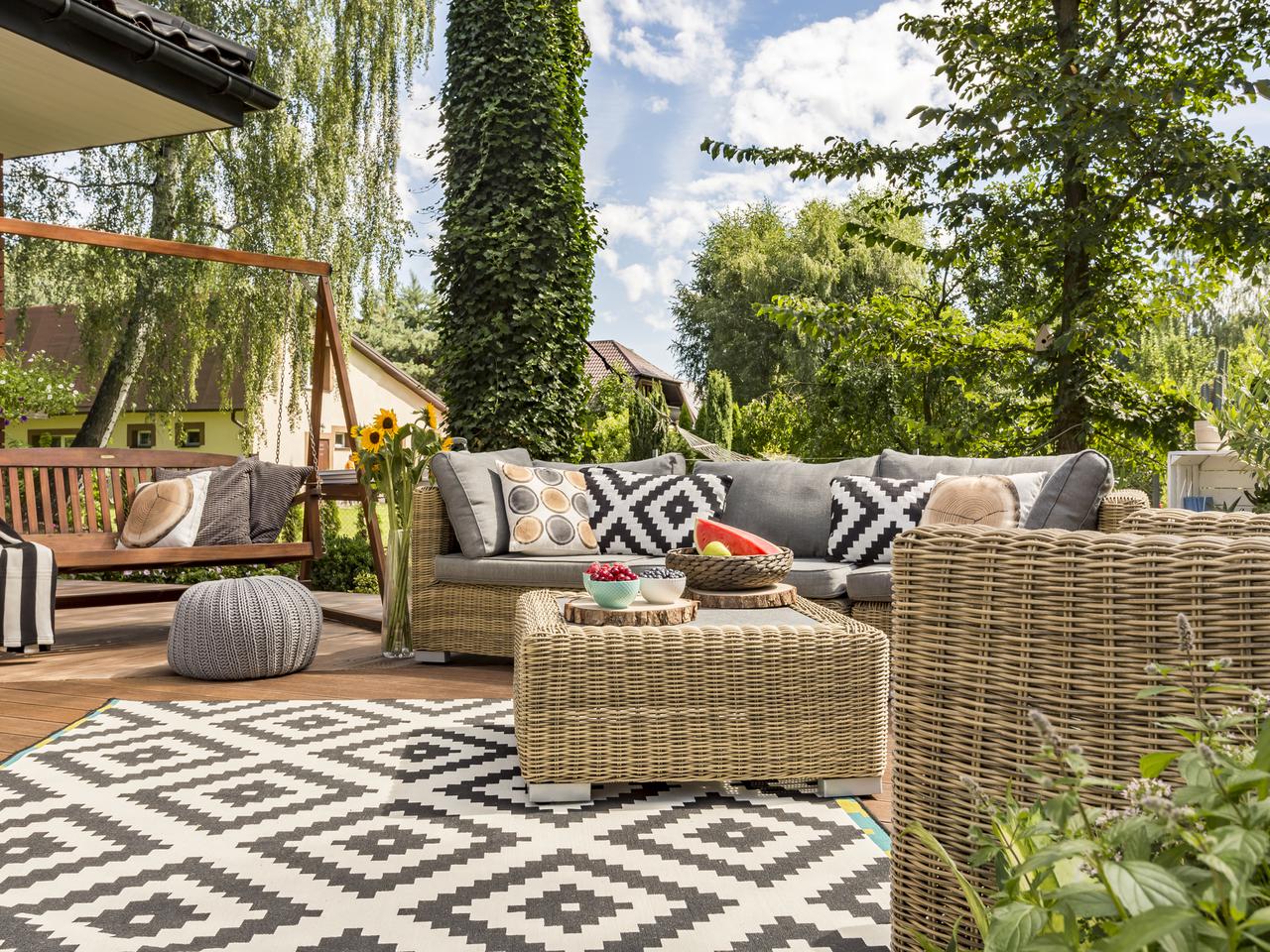 Jak dbać o meble tarasowe i ogrodowe po sezonie letnim? Praktyczne porady 