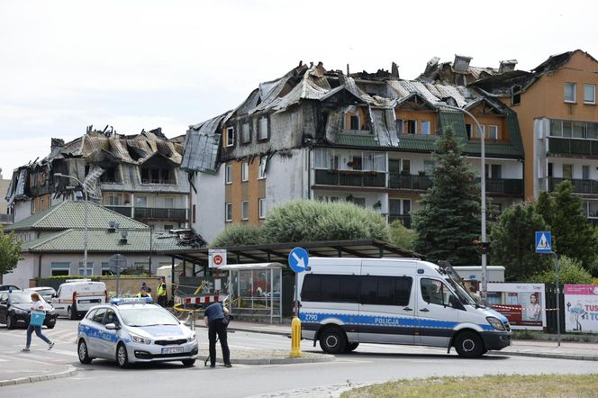 Blok przy ul. Powstańców w Ząbkach po pożarze