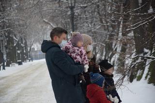 Marcin Warchoł ulepił bałwana i wycałował żonę