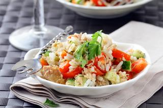 Sałatka z gotowanej ryby z ryżem i pomidorami - sycąca i smakowita sałatka rybna