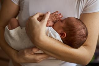 Jak często kłaść niemowlę na drzemkę? Konsultantka snu pokazała przykładowy grafik