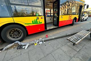 Kierowca autobusu miejskiego gruchnął w latarnię. Ta runęła na kobietę!