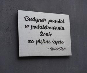 Tabliczka z podziękowaniami dla żony w patio budynku na roku ulic Górki i Głogowskiej