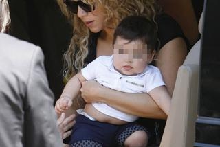 Piękna Shakira z dzieckiem na lotnisku