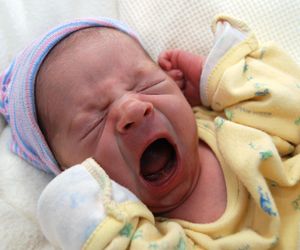 Oddali córkę do adopcji, bo nie pasowała do ich rodziny. W sieci zawrzało