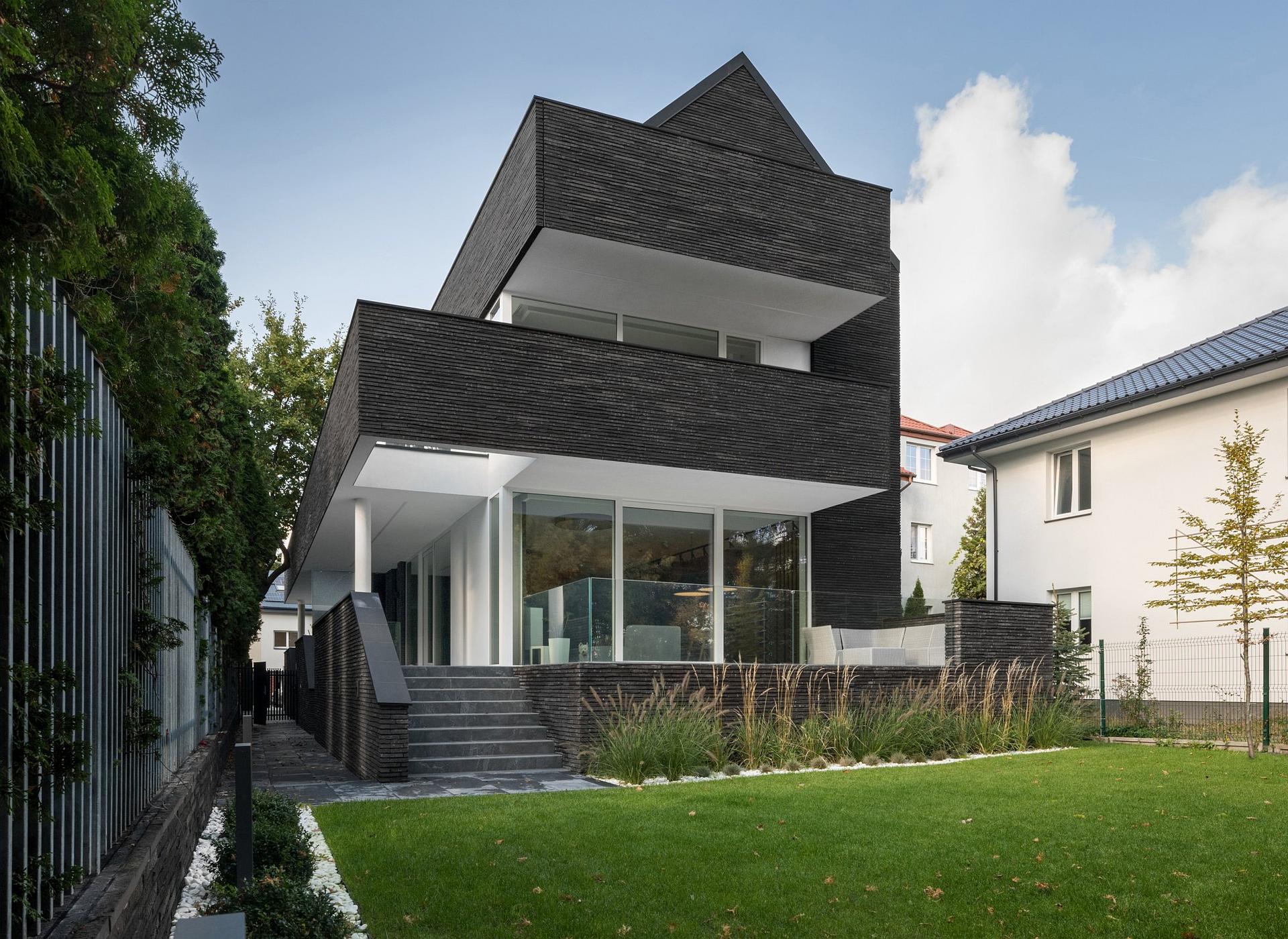 Dom z Grafitu na warszawskich Włochach