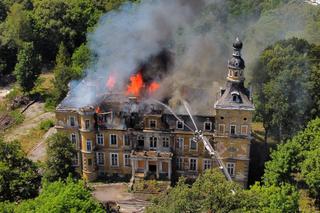 Dach pałacu cały w płomieniach 