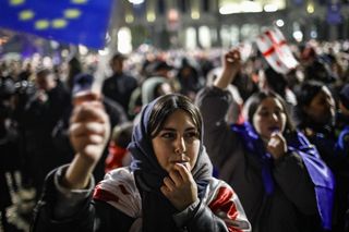 „Rewolucja fajerwerków”. Kolejna brutalna noc w Tbilisi 