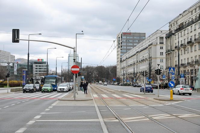 Marszałkowska w Warszawie zostanie zwężona. Tak wygląda przed przebudową 