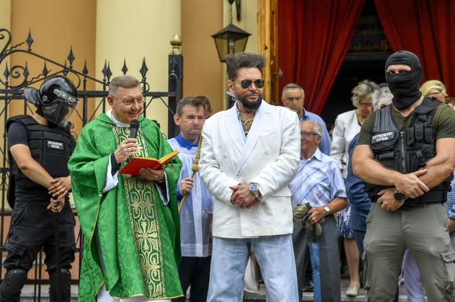 Krzysztof Rutkowski z bronią i obstawą uzbrojonych po zęby ochroniarzy wkroczył do kościoła