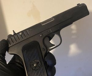 Schował się pod materacem w dziecięcym pokoju. Miał broń i narkotyki. 33-latek usłyszał zarzuty