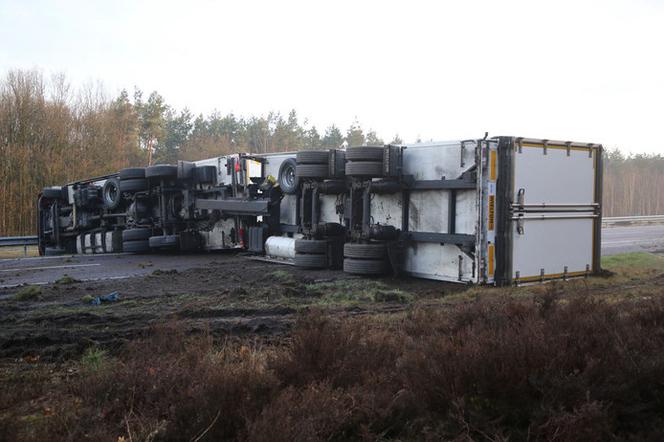 Przewrócony TIR na autostradzie