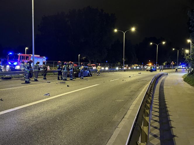 Makabra na Wisłostradzie. Roztrzaskane auta i motocykle. Dwie osoby reanimowane w tym dziecko 