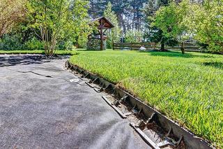 Trawnik z obrzeżami