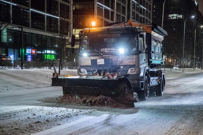 Pogodowy armagedon w stolicy. W Warszawie znów sypie i wieje