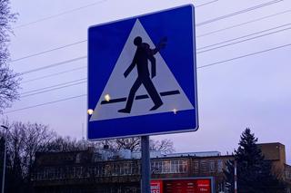 Niecodzienna sytuacja przy szczecińskim stadionie. Znaki drogowe... przypominają o meczu!