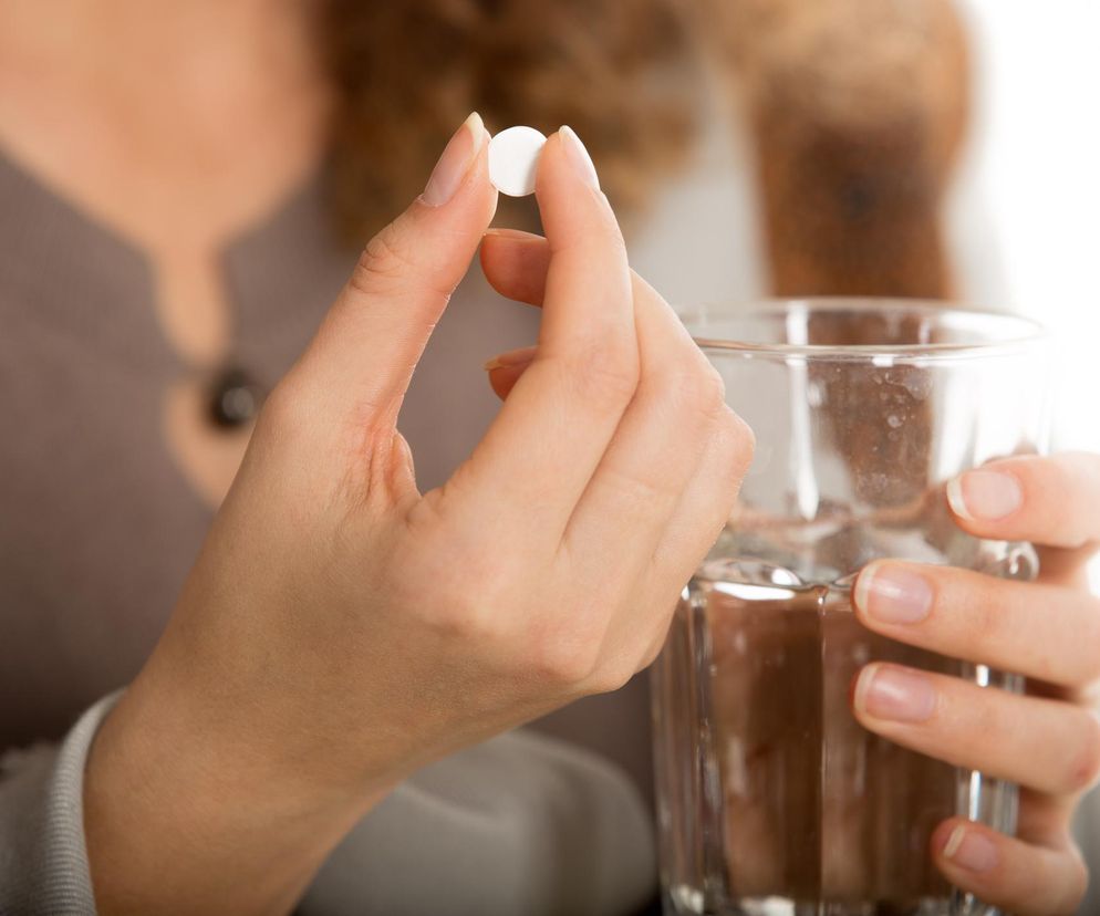 Połknęła tabletkę przeciwbólową. Po chwili z jej ust popłynęła żółta wydzielina 