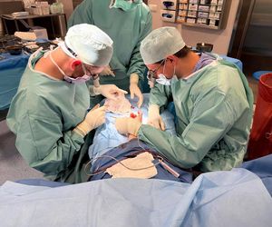 Lekarze z 5 Wojskowego Szpitala Klinicznego w Krakowie przyszyli oderwany kciuk panu Wojciechowi