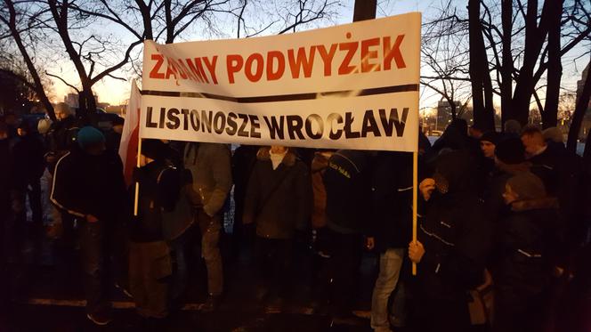 Protest listonoszy we Wrocławiu [WIDEO, ZDJĘCIA] Pracownicy poczty nie zamierzają odpuścić