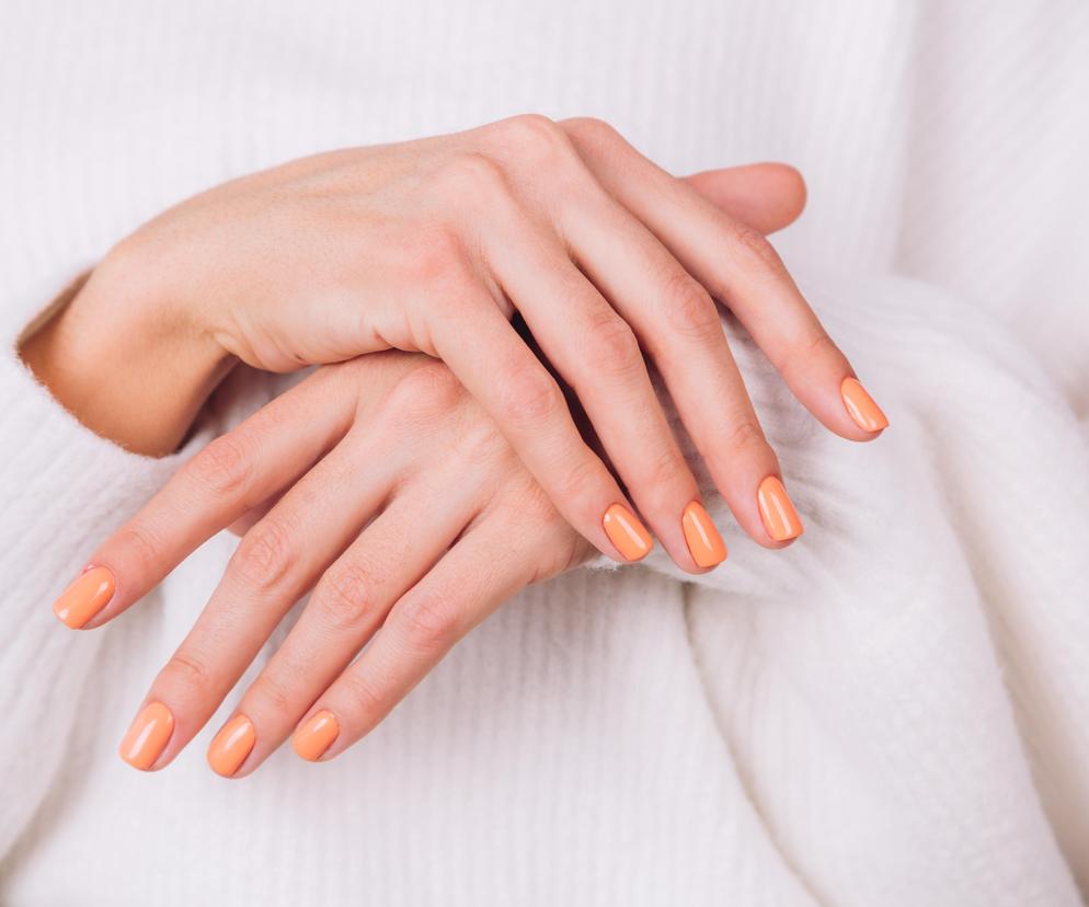 Peach fuzz to najmodniejszy kolor w tym roku - także na paznokciach
