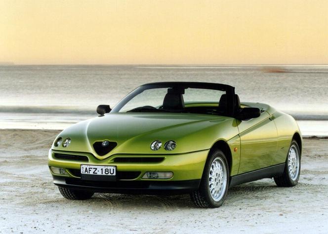 Alfa Romeo Spider: 2-osobowy cabriolet z miękkim dachem zbudowany na bazie modelu GTV. Produkowany w latach 1995-2006. Silniki Twin Spark (1.8 i 2.0) oraz 3.0 V6 z napędem na przód. Ceny od 7 000 zł.