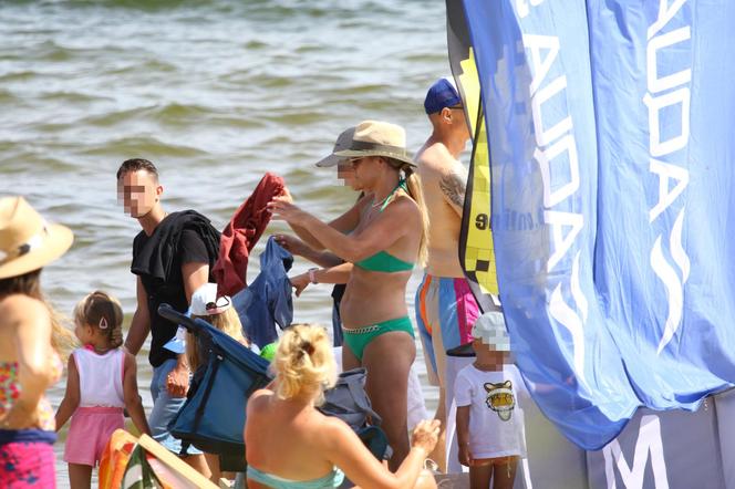 Posłanka Gajewska z dziećmi na plaży