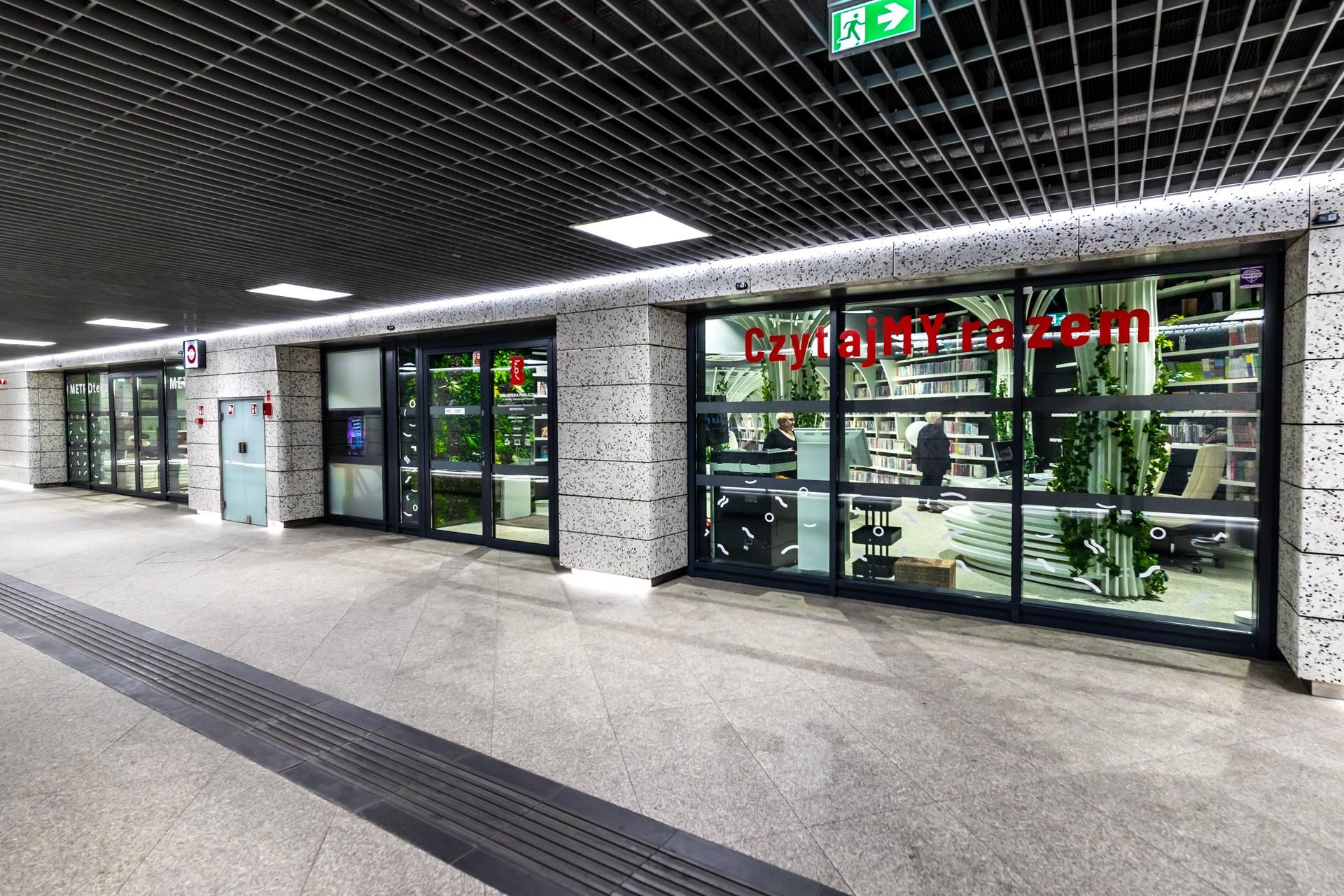 Metroteka – biblioteka na stacji metra M2 Kondratowicza w Warszawie
