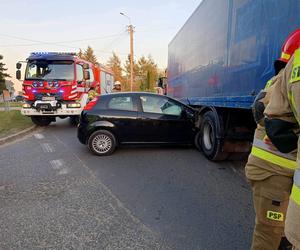 Wypadek w Skórcu, osobówka wbiła się pod ciężarówkę