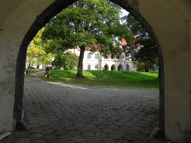 To najpiękniejszy taki pałac w Małopolsce. Jego historia wiąże się z mistyfikacją