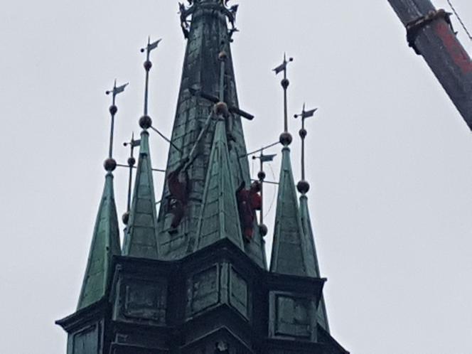 Akcja strażaków z rzeszowskiej Specjalistycznej Grupy Ratownictwa Wysokościowego na 62-metrowej wieży kościoła Salezjanów w Przemyślu